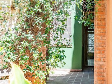 CASA 3 DORMI CON PATIO Y QUINCHO EN VENTA ABASTO