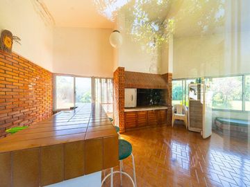 VTA CASA 2 DORMITORIOS Y GRAN TERRENO EN FUNES