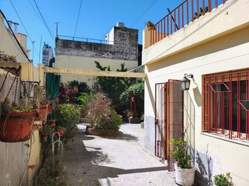 AMPLIA CASA 4 DORM CON BALCON ATERRAZADO Y PATIO