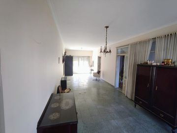 AMPLIA CASA 4 DORM CON BALCON ATERRAZADO Y PATIO