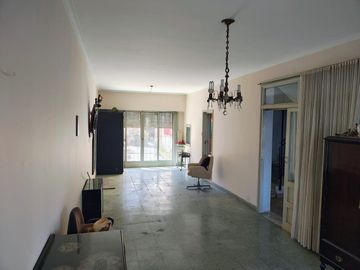 AMPLIA CASA 4 DORM CON BALCON ATERRAZADO Y PATIO