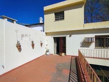AMPLIA CASA 4 DORM CON BALCON ATERRAZADO Y PATIO