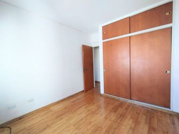 Venta 3 amb. Parque Chacabuco. Balcón y cochera.