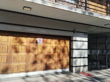 Venta 3 amb. Parque Chacabuco. Balcón y cochera.