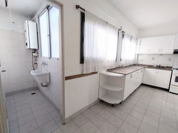 Venta 3 amb. Parque Chacabuco. Balcón y cochera.