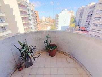 Venta 3 amb. Parque Chacabuco. Balcón y cochera.