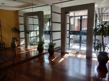 Venta 3 amb. Parque Chacabuco. Balcón y cochera.