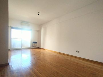 Venta 3 amb. Parque Chacabuco. Balcón y cochera.