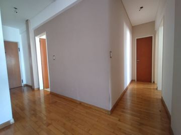 Venta 3 amb. Parque Chacabuco. Balcón y cochera.