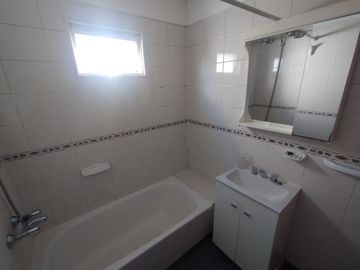 Venta 3 amb. Parque Chacabuco. Balcón y cochera.
