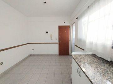 Venta 3 amb. Parque Chacabuco. Balcón y cochera.