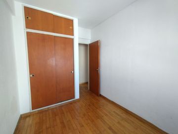 Venta 3 amb. Parque Chacabuco. Balcón y cochera.