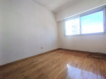 Venta 3 amb. Parque Chacabuco. Balcón y cochera.