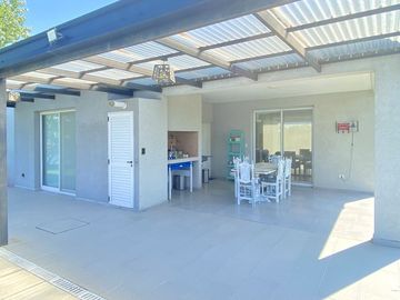 Venta Casa 1 Planta 5 Amb. Pileta a Laguna Cantón