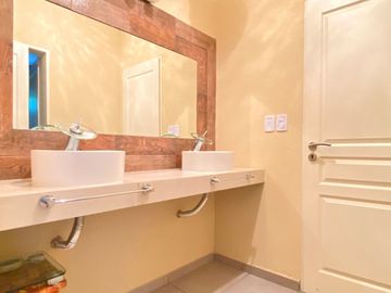 Venta Casa 1 Planta 5 Amb. Pileta a Laguna Cantón