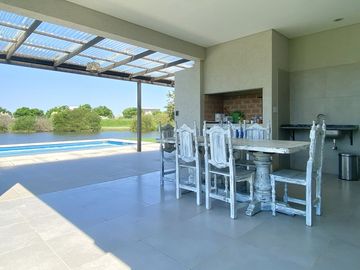Venta Casa 1 Planta 5 Amb. Pileta a Laguna Cantón