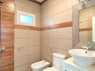 Venta Casa 1 Planta 5 Amb. Pileta a Laguna Cantón