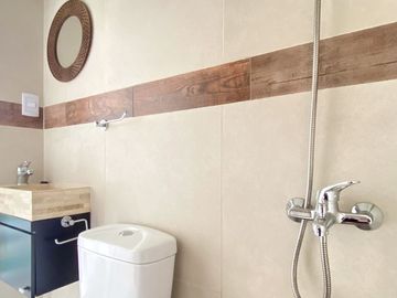 Venta Casa 1 Planta 5 Amb. Pileta a Laguna Cantón