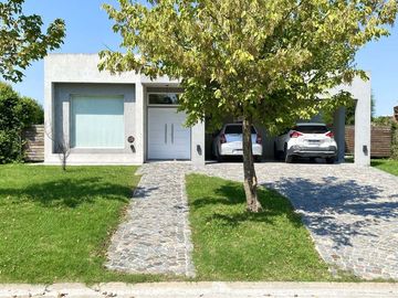 Venta Casa 1 Planta 5 Amb. Pileta a Laguna Cantón