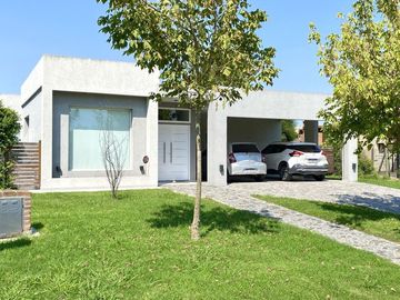 Venta Casa 1 Planta 5 Amb. Pileta a Laguna Cantón