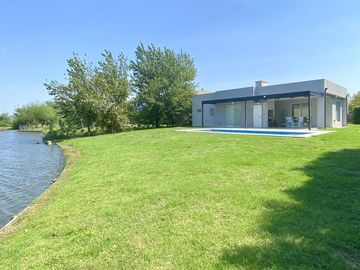 Venta Casa 1 Planta 5 Amb. Pileta a Laguna Cantón