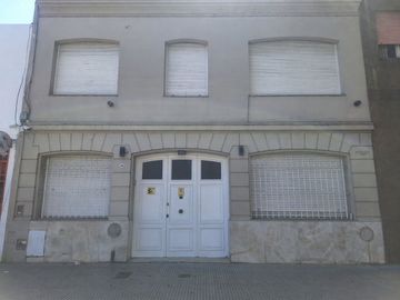 CASA 7 AMBIENTES EN VENTA CON PILETA PARQUE CHAS