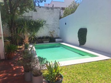 CASA 7 AMBIENTES EN VENTA CON PILETA PARQUE CHAS