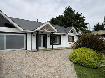 CASA EN VENTA 5 AMBIENTES EN LA CANDIDA