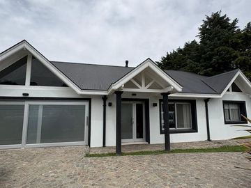 CASA EN VENTA 5 AMBIENTES EN LA CANDIDA
