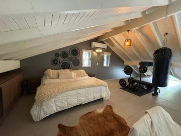 CASA EN VENTA 5 AMBIENTES EN LA CANDIDA