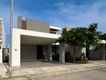 LOMAS DEL DORADO, Casa en VENTA con recamara en PB y sala de TV