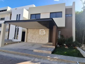 En Venta Casa en Residencial Via Cumbres en Cancun