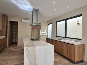 En Venta Casa en Residencial Via Cumbres en Cancun