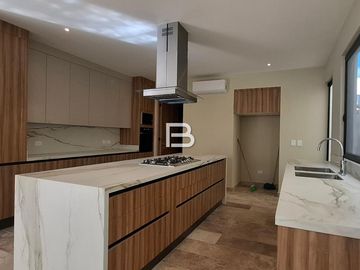 En Venta Casa en Residencial Via Cumbres en Cancun