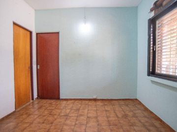 Venta  Casa Castelar - 2 Propiedades APTO CREDITO