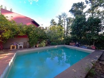 VENTA CASA MULTIFAMILIAR CON GRAN PISCINA Y PARQUE