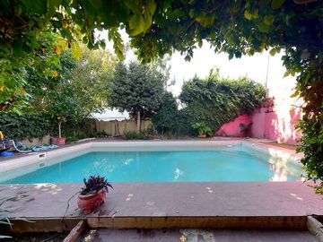 VENTA CASA MULTIFAMILIAR CON GRAN PISCINA Y PARQUE