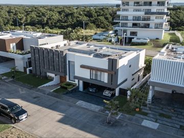PUNTA TIBURON MARINA Y GOLF, Casa en VENTA con alberca y 5 recamaras, una en PB