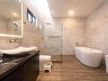 PUNTA TIBURON MARINA Y GOLF, Casa en VENTA con alberca y 5 recamaras, una en PB