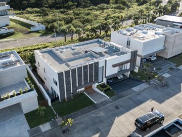 PUNTA TIBURON MARINA Y GOLF, Casa en VENTA con alberca y 5 recamaras, una en PB