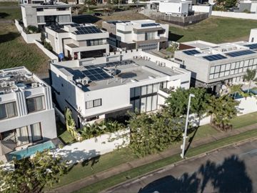 PUNTA TIBURON MARINA Y GOLF, Casa en VENTA con alberca y 5 recamaras, una en PB