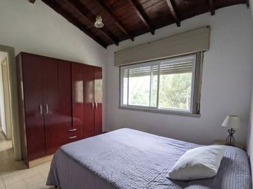 VENTA CASA CON AMPLIO JARDIN GRAL RODRIGUEZ