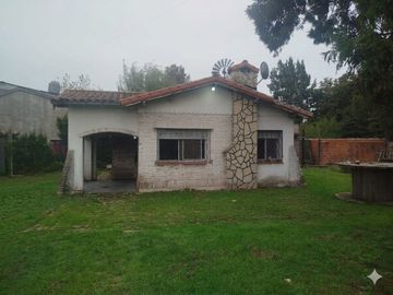 VENTA CASA CON AMPLIO JARDIN GRAL RODRIGUEZ