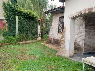 VENTA CASA CON AMPLIO JARDIN GRAL RODRIGUEZ