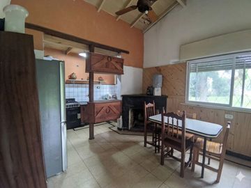 VENTA CASA CON AMPLIO JARDIN GRAL RODRIGUEZ