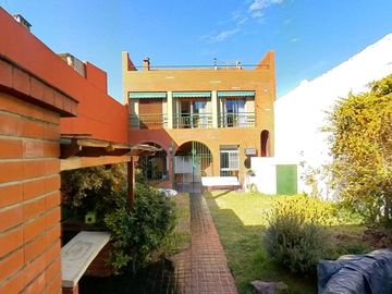 VENTA CASA JARDIN PILETA COCHERA LINIERS
