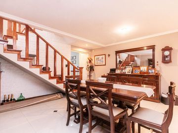 HERMOSO CHALET DE 4 AMB C/ QUINCHO Y PILETA.