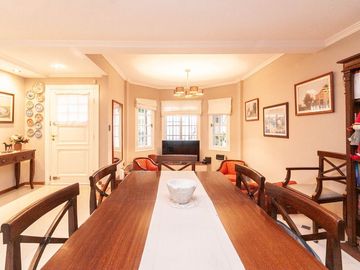HERMOSO CHALET DE 4 AMB C/ QUINCHO Y PILETA.