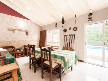 HERMOSO CHALET DE 4 AMB C/ QUINCHO Y PILETA.