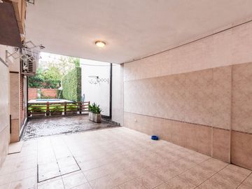 HERMOSO CHALET DE 4 AMB C/ QUINCHO Y PILETA.